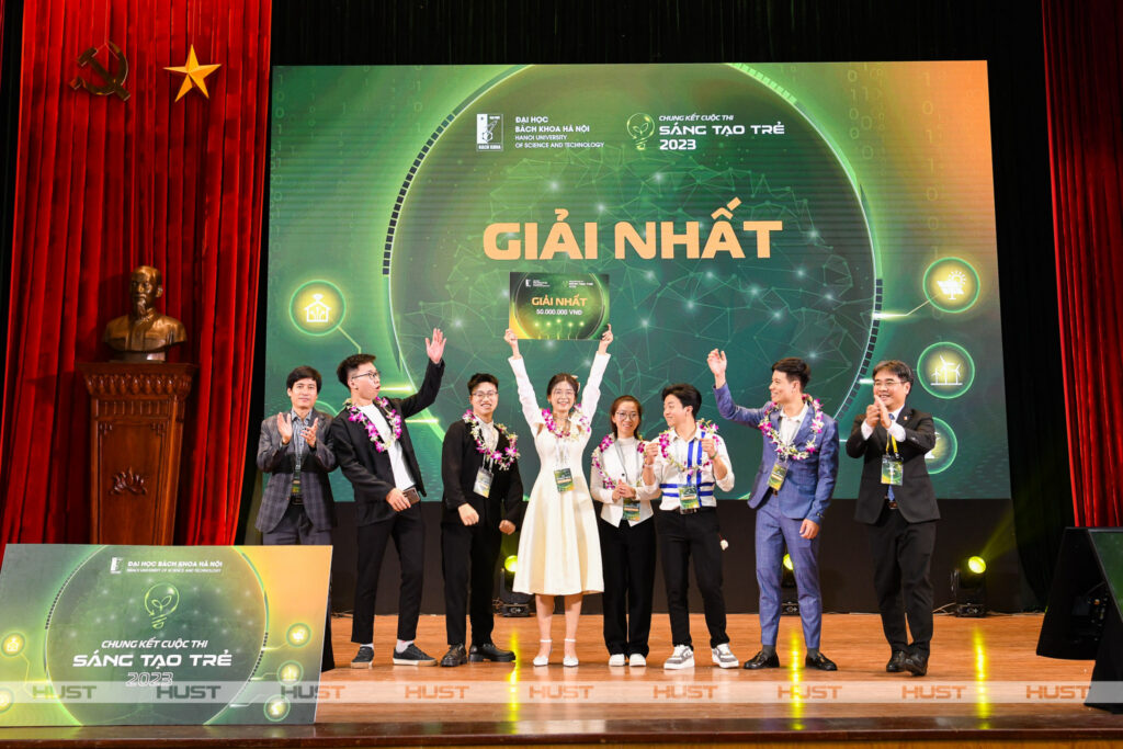 Sinh viên Đồng Thị Diễm Quỳnh – lớp QUẢN TRỊ KINH DOANH – ĐẠI HỌC TROY (HOA KỲ) và thành viên nhóm NEURAL OF THINGS đã giành giải nhất Cuộc thi Sáng tạo trẻ 2023