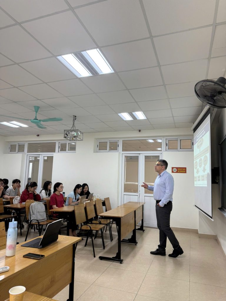 Sinh viên chuyên ngành Logistics và Quản lý Chuỗi cung ứng Trường Kinh tế – Đại học Bách Khoa tham gia buổi học với Giáo sư Valentin Mihai