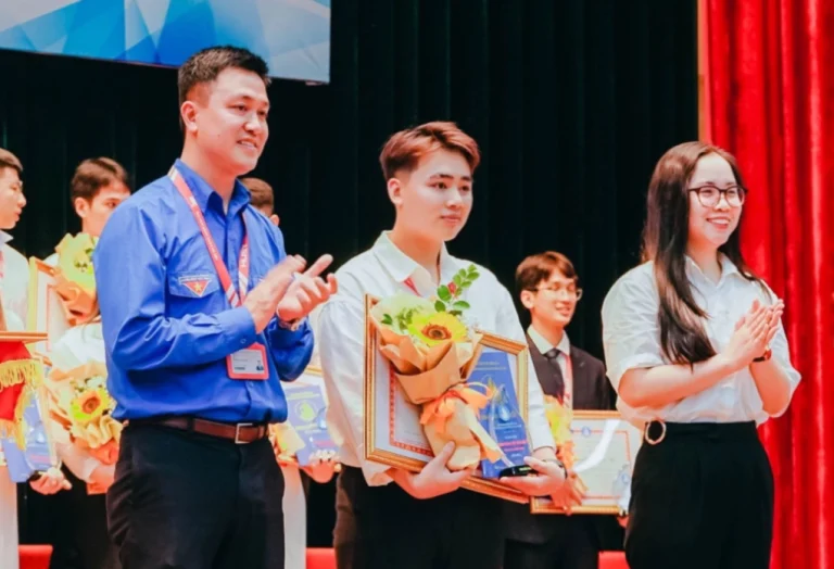 CÚ HÍCH TỪ ĐIỂM 0 VÀ HÀNH TRÌNH TỐT NGHIỆP VỚI TẤM BẰNG GIỎI CỦA CHÀNG SINH VIÊN BÁCH KHOA