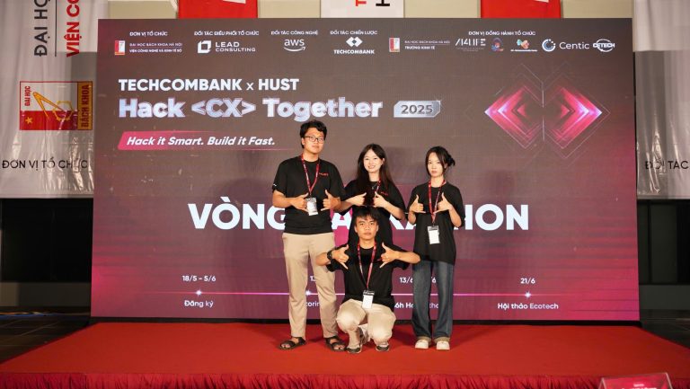 SINH VIÊN QUẢN TRỊ KINH DOANH TỎA SÁNG TẠI SÂN CHƠI HACK TOGETHER 2025