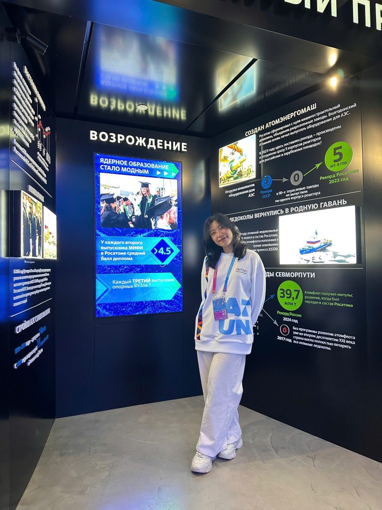 Sinh viên Trường Kinh tế tham dự Diễn đàn quốc tế “Tuần Nguyên tử Thế giới” tại Moskva, Liên bang Nga