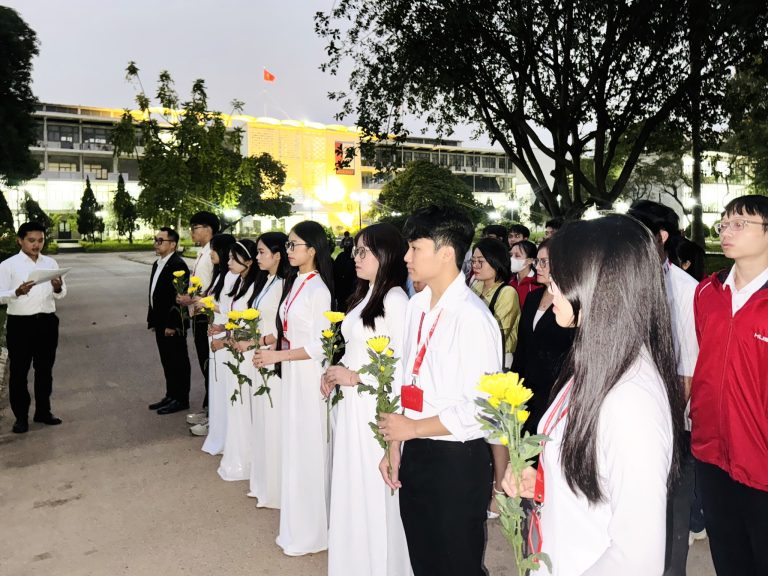 Lễ kết nạp Đảng viên mới và chào đón Đảng viên sinh viên khóa 70