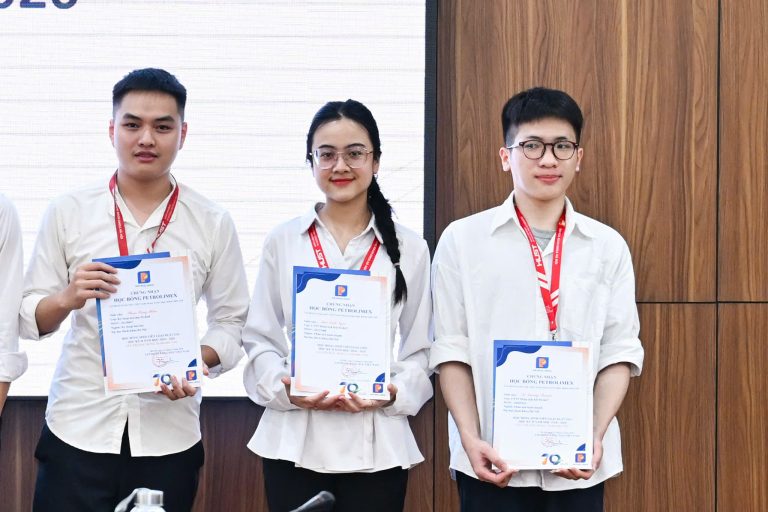PETROLIMEX ĐỒNG HÀNH CÙNG SINH VIÊN BÁCH KHOA – VINH DANH 3 GƯƠNG MẶT XUẤT SẮC CỦA TRƯỜNG KINH TẾ